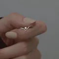 Minimalist 925 sterling silver V-shaped ring featuring a central white pearl ornament. - Artificial Pearl V-Shaped Style (JZ0705) / Adjustable Open / Silver