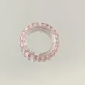 Gedetailleerd overzicht van lichtroze kralen die een cirkelvormige ring vormen op grijs - Kersenbloesem Roze Armband