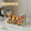 Vitrina de acrílico para cajas ciegas con base amarillo crema de dos niveles para figuras - Estilo Escalonado de 2 Niveles (Con Adhesivo) / Amarillo crema