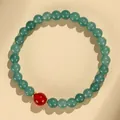 Elegantes Armband aus blauen Chalcedon-Perlen mit einer roten Achat-Perle und Gold-Details - Blauwasser Chalzedon Roter Achat Armband