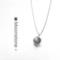 Elegante collar con colgante de piedra lunar redonda con destellos azules en cadena plata - Labradorita