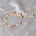 Elegantes goldenes Erdbeerquarz-Armband für Damen mit Wellendesign auf Seidenhintergrund - 4mm / Erdbeerquarz