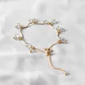 Elegantes 14K vergoldetes Wellenarmband mit schillernden Mondsteinperlen auf weißem Seidenstoff - 4mm / Grauer Mondstein