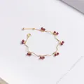 Elegantes Goldkettenarmband mit tiefroten runden Granat-Edelsteinperlen im Wellendesign - 4mm / Granat