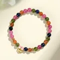 Pulsera de cuentas de turmalina coloridas con dije de candado de nube dorada. - Estilo Candado de Fortuna