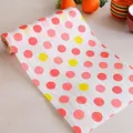 Alfombrilla impermeable para armarios con lunares rojos y amarillos para cajones - 3 Metros / Blanco con lunares rojos