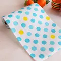 Revestimiento de estantes impermeable y antideslizante con lunares azules y amarillos - 3 Metros / Blanco con lunares azules