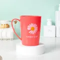Minimalistischer korallenrosa Zahnputzbecher mit Gänseblümchen-Druck für das Badezimmer - 301-400ml / Rot