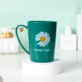 Minimalistischer dunkelgrüner Zahnputzbecher mit Gänseblümchendruck und Handgriff - 301-400ml / Grün