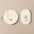Minimalistischer beiger Wandhalter für Steckdosenleisten und Kabelorganizer, 1 Stück - Magnetischer Fernbedienungshalter / Gebrochenes Weiß