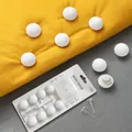 Mushroom Bettdecken-Fixierer Set mit 8 weißen rutschfesten Clips und Werkzeug auf gelbem Stoff - 8er Set / Weiß