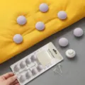 Hellviolette Pilz-Bettdeckenclips auf gelbem Stoffhintergrund - 8er Set / Grau