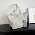 Bolso tote de lona a rayas blancas y negras de gran capacidad con un smartphone para escala - Negro+Blanco / Talla única