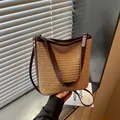 Bolso bandolera de paja tejida a mano para vacaciones de verano con ribetes marrones - Marrón