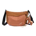 Vista dettagliata di una borsa a tracolla in nylon marrone con motivo a quadri e ciondolo. - Tipo standard / Arancione
