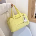 Borsa Boston gialla a pois di grande capacità con accessorio portachiavi a forma di cuore - senza ciondolo / Giallo