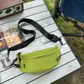 Grün-weiße wasserabweisende Outdoor-Sport-Brusttasche auf einem Campingtisch - Einheitsgröße / Grün