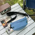 Wasserfeste Outdoor-Sport-Brusttasche mit einem hellblau-weißen Colorblock-Design - Einheitsgröße / Blau