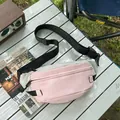 Rosa und graue Outdoor-Gürteltasche auf einem Camping-Tisch - Einheitsgröße / Rosa