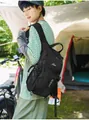 Outdoor-Enthusiast mit wasserabweisendem Wanderrucksack in einer Camping-Umgebung - Einheitsgröße / Schwarz