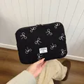 Schwarze Plüsch-Laptoptasche mit Schleifenstickerei und Patch - Schwarz / L