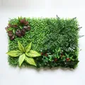 Gedetailleerde weergave kunstplantenwand met gemengd gebladerte en groen gazon voor wanddecoratie - Stijl 1