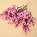 Primer plano detallado de los pétalos rosas de las ramas de flores artificiales de seda - Rosa