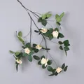 Vista macro che mostra la trama realistica della vite di rosa artificiale per decorazione - Champagne