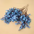 Detalle de flores de paniculata azul artificiales con pétalos de seda realistas. - Azul