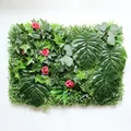 Gedetailleerde weergave van een kunstmatige plantenwand met monstera en roze rozen. - Stijl 2
