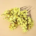 Detalle de ramas de paniculata amarilla de seda sobre fondo de madera. - Amarillo
