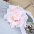 Detailopname van kunstmatige roze roos met groene bladeren, zachte esthetische bloemendecor. - Lichtroze