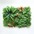 Detailopname van een kunstmatige plantenwand met groene varen- en monstera-bladeren - Stijl 4