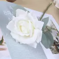 Detailopname van een kunstmatig witte zijden roosbloem voor huisdecoratie en bruiloft. - Wit