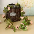 Nahaufnahme einer eleganten künstlichen Rosengirlande mit rosa Blumen für die Dekoration - Champagner