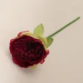 Vista detallada de una sola peonía artificial rojo oscuro con pétalos de tela realistas - Rosa rojo