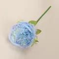 Primer plano detallado de un tallo de peonía artificial azul para decoración de hogar y bodas - Azul