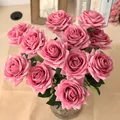 Vue macro de roses artificielles rose poudré avec une texture de pétales réaliste pour déco - Violet
