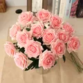Gros plan de roses artificielles roses pour une décoration de maison et mariage élégante - Rose foncé