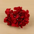 Levendige rode kunsthortensia-bloemhoofdjes voor bruilofts- en evenementdecoratie. - Rood