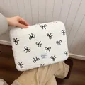 Weiße Plüsch-Laptoptasche mit gestickten schwarzen Schleifen im minimalistischen Design - Weiß / L