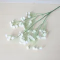 Primer plano detallado de racimos de flores artificiales de paniculata blanca en un tallo - Blanco