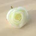 Detalle macro de una cabeza de rosa de seda blanca artificial con pétalos enrollados. - Blanco Leche