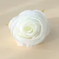 Primer plano detallado de una cabeza de rosa blanca de seda para decoración - Blanco