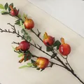 Gedetailleerd overzicht van realistische kunstmatige granaatappeltak met 7 koppen - Rood