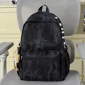 Amerikanischer High-Street-Rucksack mit schwarzem Stern-Camo-Muster und Plüschtier - Mit Anhänger / Schwarz