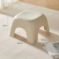 Compacte minimalistische koffiekleurige kunststof kruk met antislip voor badkamer - Volwassene / Groot (29.5x29.5x20cm) / Koffie