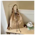 Leichter khakifarbener Kordelzug-Rucksack mit braunen Nylongurten für den Alltag - Einheitsgröße / Khaki