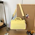 Große Reisetasche mit Color-Block-Design in Gelb und Lila für Sport und Reisen - Gelb