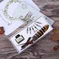 Dettaglio del set di calligrafia vintage con penna piuma, inchiostro e 5 punte in box - SP046019P3 Motivo Chiezzato